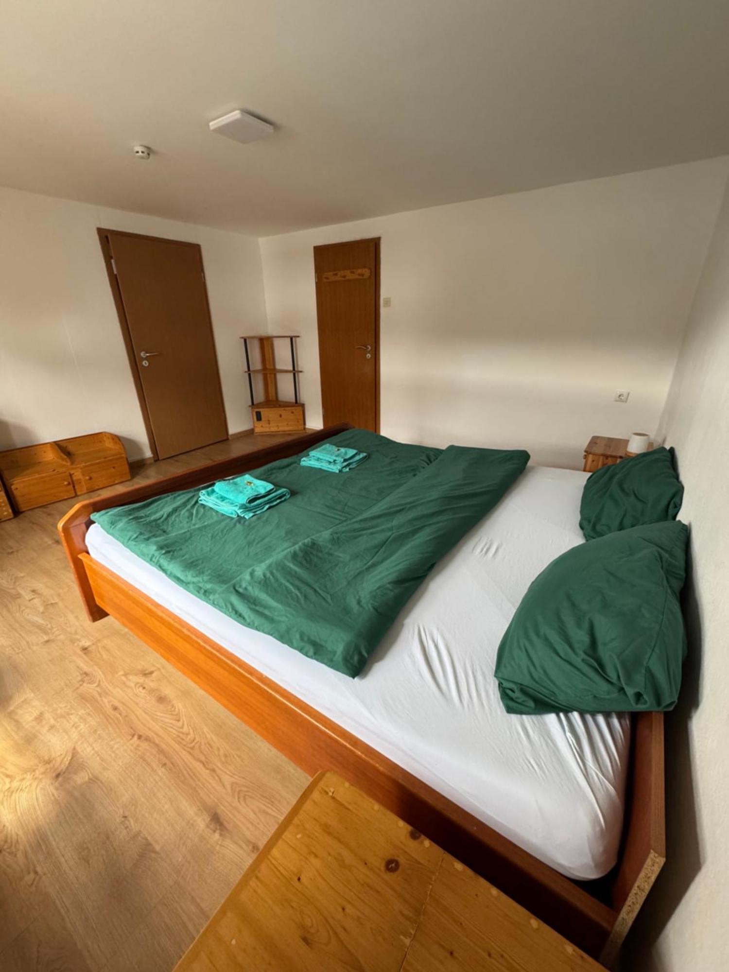 Moderne & Rustikale Monteurwohnung Im Zentrum アイトルフ エクステリア 写真